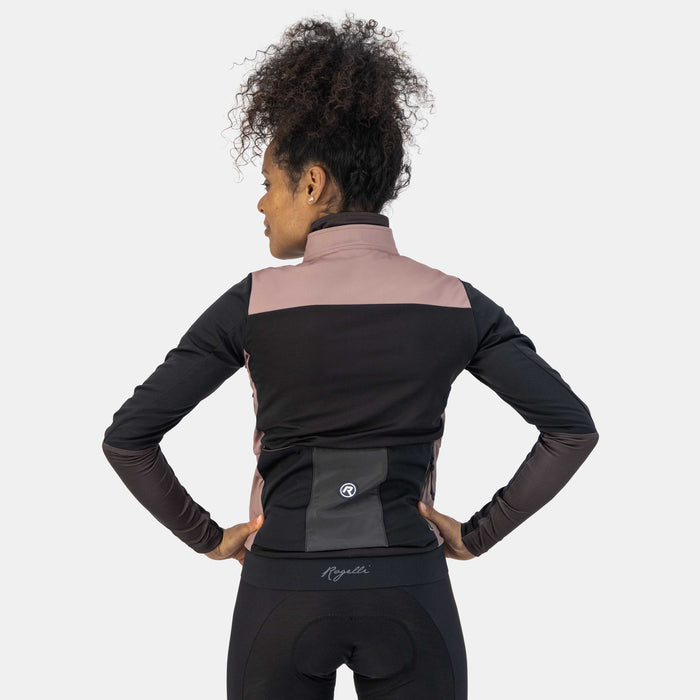 Rogelli Cadence fietsjack dames taupe gedragen achterkant.