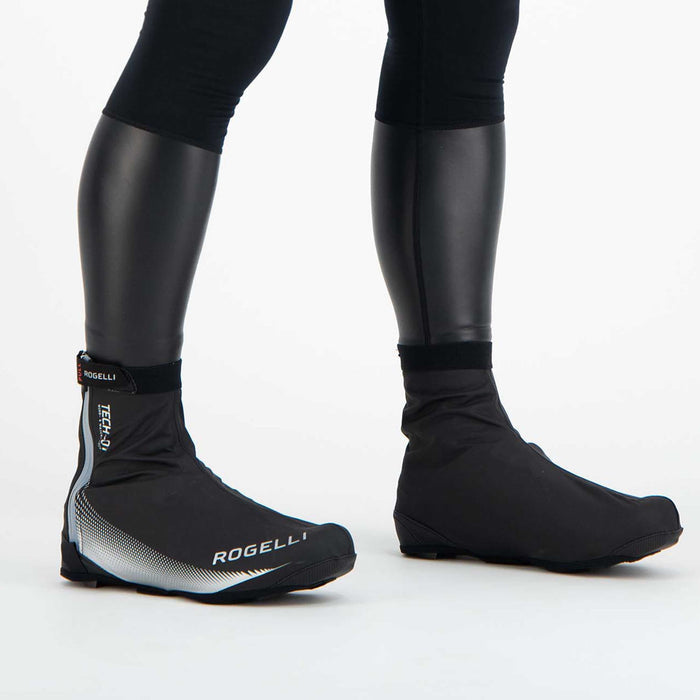 Rogelli Fiandrex onderschoenen zwart beschermen voeten tegen regen gedragen.