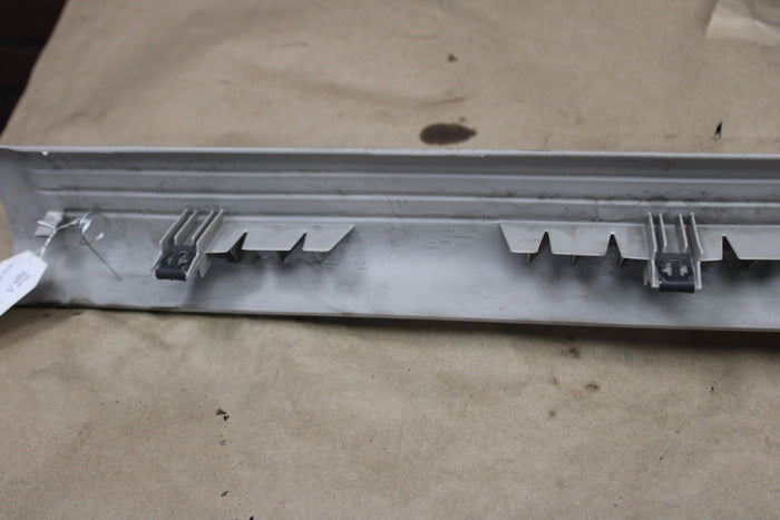 05-10 Charger Magnum 300 Front Passenger RH Scuff Plate Trim Cowl 0UM54BD1AE