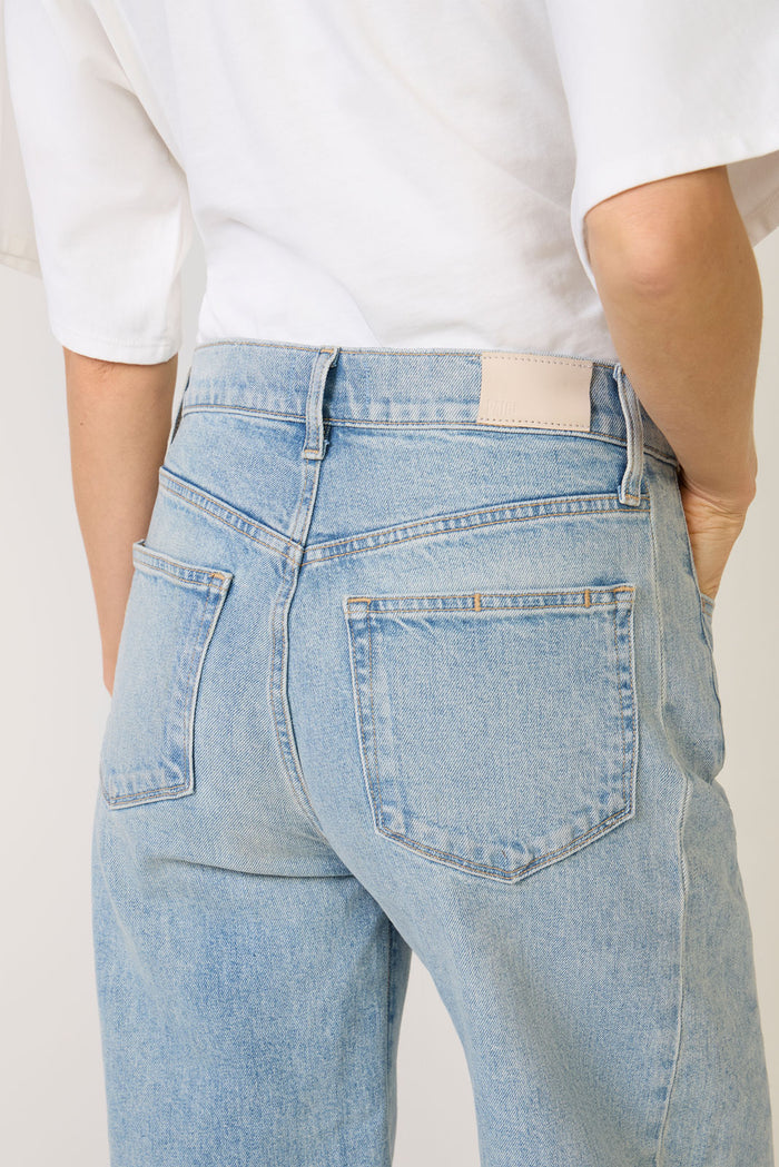 Arellia Skimmer W Outseam Panels Barrel Jean