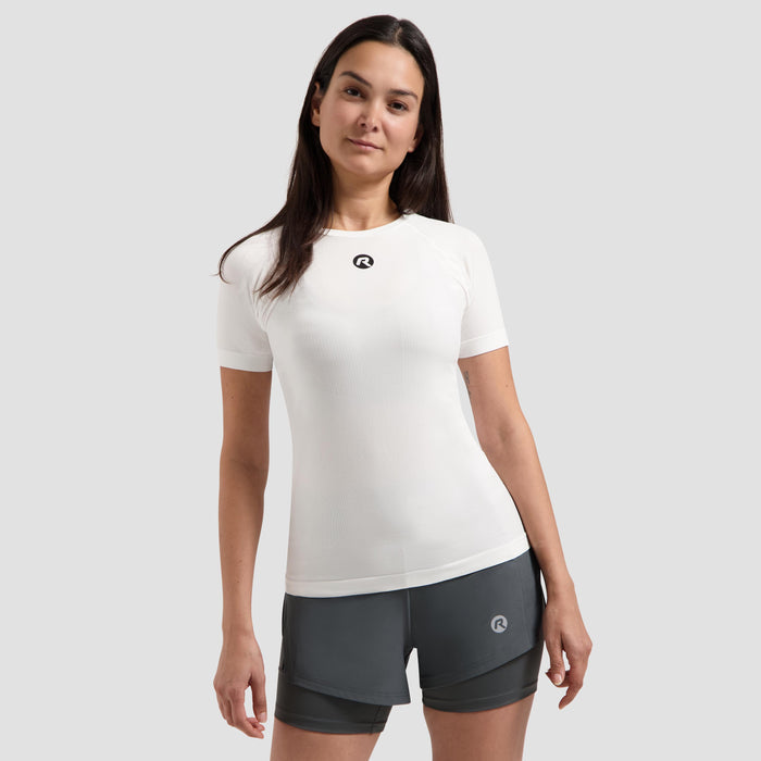 Rogelli Core II ondershirt korte mouwen wit gedragen door vrouw.