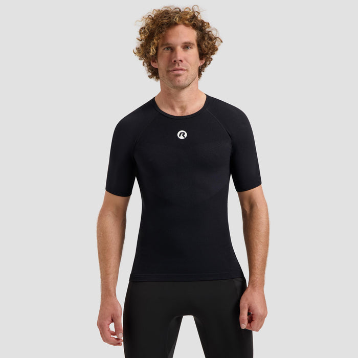 Rogelli Core II ondershirt korte mouwen zwart gedragen door man.