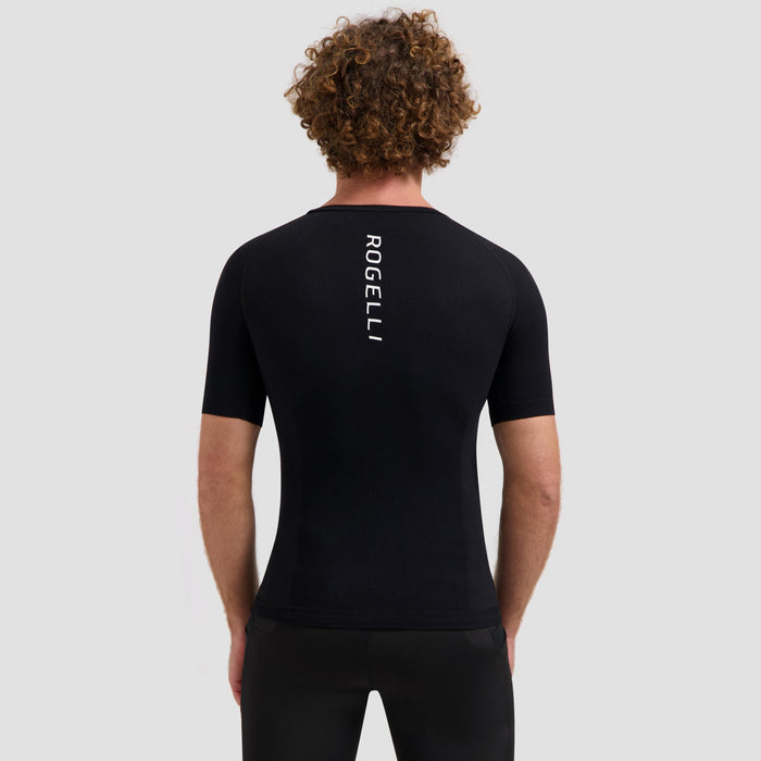 Rogelli Core II ondershirt korte mouwen zwart achterkant gedragen door man.