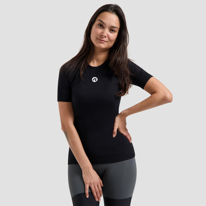 Rogelli Core II ondershirt korte mouwen zwart gedragen door vrouw.