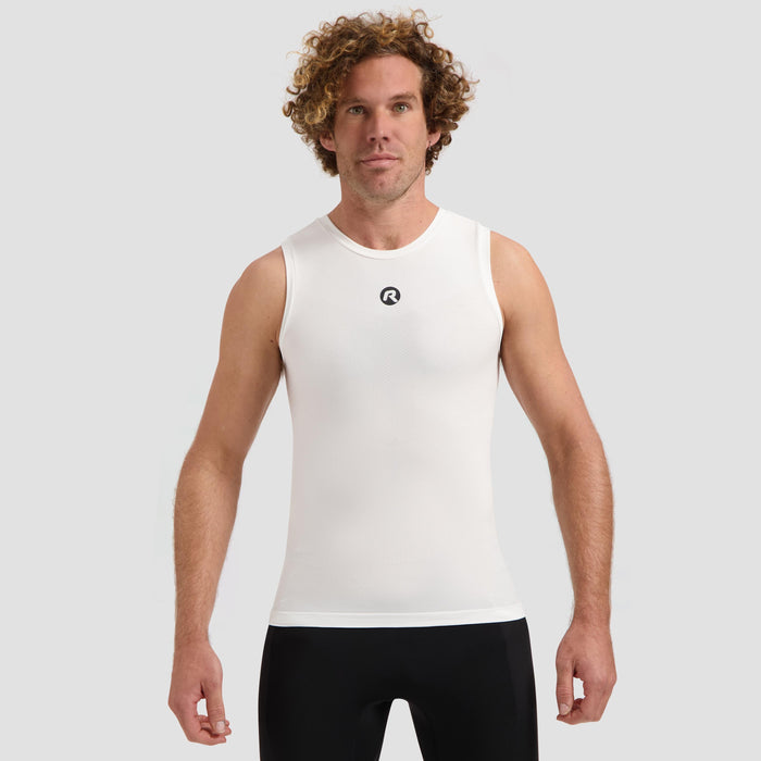 Rogelli Core II ondershirt zonder mouwen wit gedragen door man.