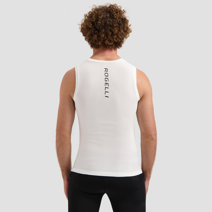 Rogelli Core II ondershirt zonder mouwen wit achterkant gedragen door man.