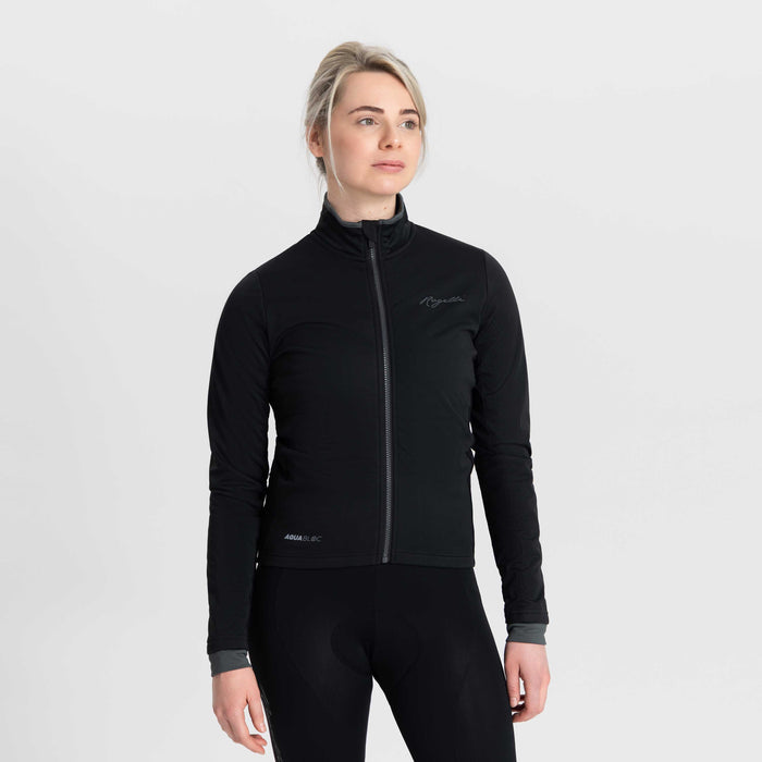 Rogelli Essential fietsjack dames zwart gedragen voorkant.