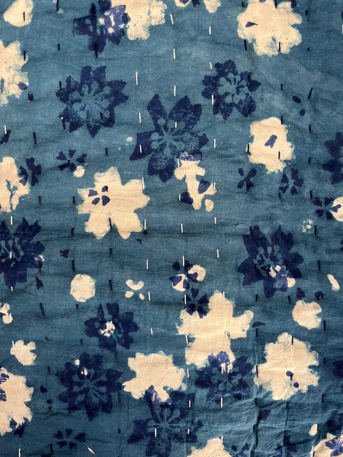 Full/Queen / White & Indigo Flowers
