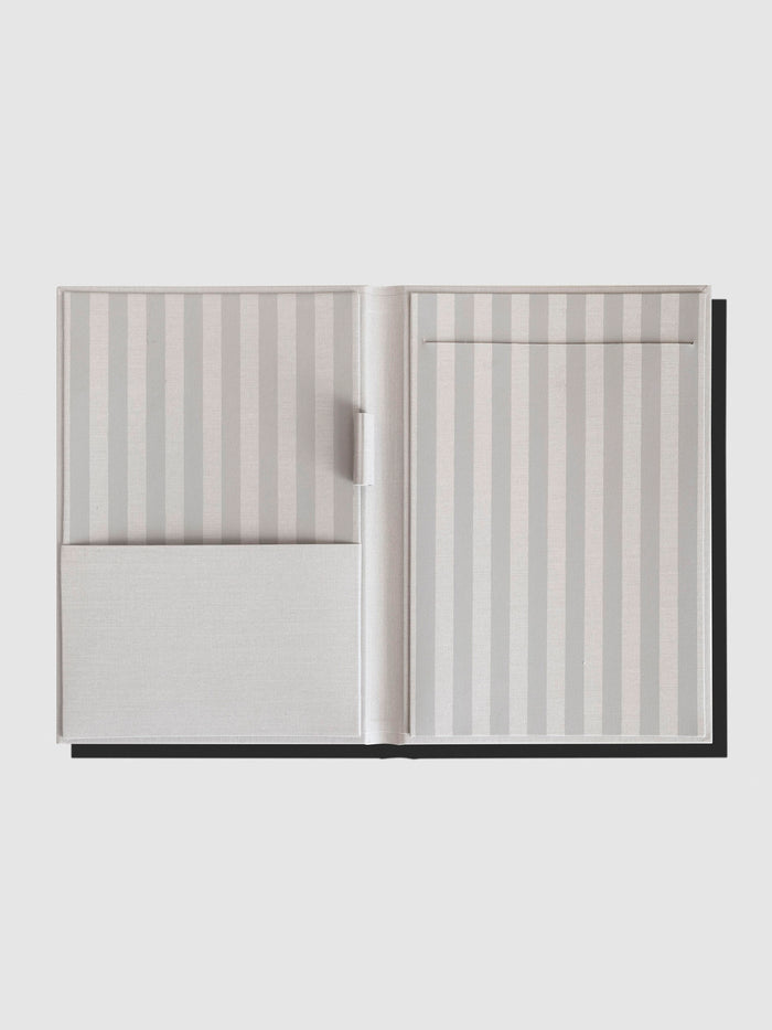 Folio displayed opened and empty on a neutral background.